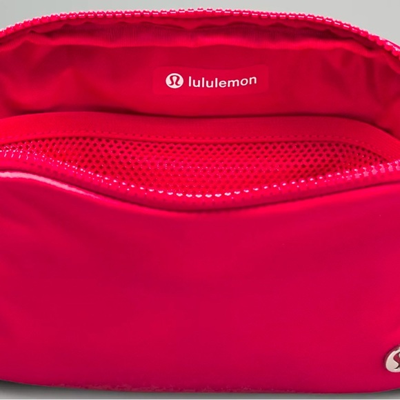 Everywhere Belt Bag 1L NWT Cherry Mist - Picture 4 of 6